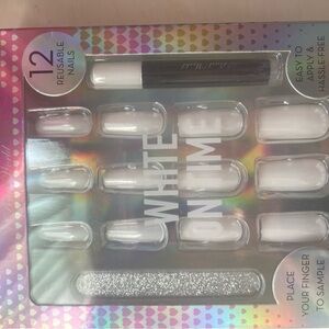 Pearl World white press on  nails.